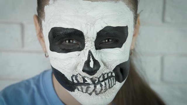 Face art skull.