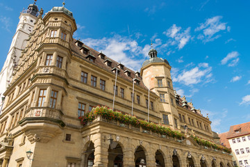 Obraz premium Das Rathaus von Rothenburg ob der Tauber in Mittelfranken in Bayern ist ein Touristenmagnet. Besucher aus der ganzen Welt kommen in die romantische mittelalterliche Stadt.