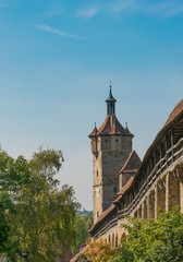 Fototapeta na wymiar Die historische Altstadt von Rothenburg ob der Tauber ist von einer Stadtmauer mit Wehrgang und Türmen umgeben. Rothenburg ist eine Stadt in Mittelfranken und ein beliebtes Reiseziel in Deutschland.
