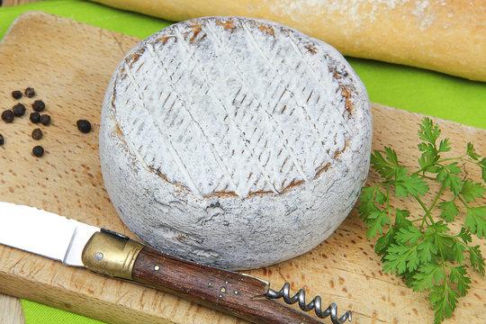 tomme de Savoie sur une planche &agrave; d&eacute;couper