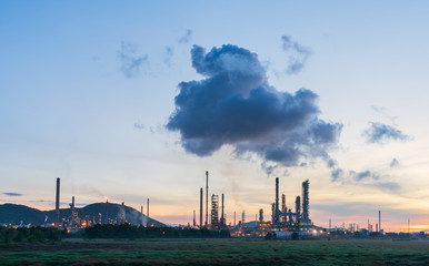 Fototapeta na wymiar Oil refinery with beautiful sky at sunset.