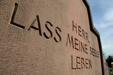 inschrift auf einem grabstein