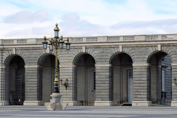 Obraz premium Farola en el Patio de Armas del Palacio Real de Madrid