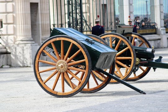 Carro de artillería en el patio palacio Real de Madrid