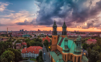 Wieże katedry poznańskiej na tle sylwety Poznania, widok z lotu paka - obrazy, fototapety, plakaty