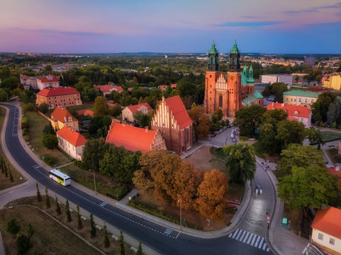 Ostr&oacute;w Tumski z katedrą poznańską, widok z lotu ptaka