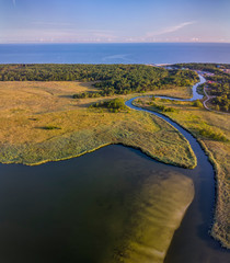 Fototapeta Kanał Regoujście łączący jezioro Resko Przymorskie z Morzem Bałtyckim, widok z lotu ptaka obraz