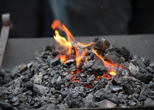 Carb&oacute;n ardiendo para fundir espadas