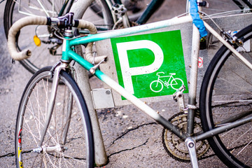 Fototapeta na wymiar bike parking sign
