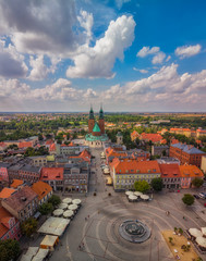 Rynek i katedra w Gnieźnie, z lotu ptaka © Piotr Gołębniak