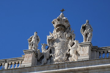Fototapeta na wymiar Escudo de Felipe V en Palacio Real de Madrid
