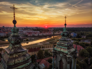 Wieże katedry poznańskiej na tle sylwety Poznania, widok z lotu paka - obrazy, fototapety, plakaty