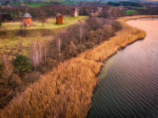 Wiatraki w skansenie nad Jeziorem Lednica © Piotr Gołębniak