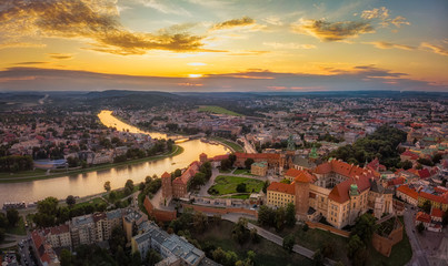 Fototapeta na wymiar Wawel nad rzeką Wisłą w Krakowie, widok z lotu ptaka