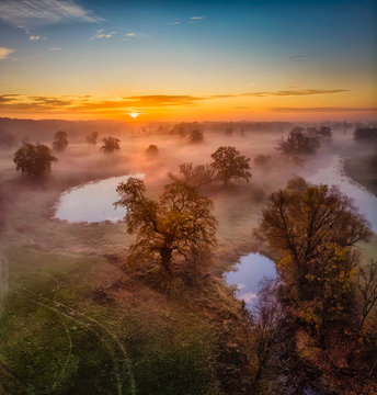 Wsch&oacute;d słońca na starorzeczu Warty w Rogalinie, widok z lotu ptaka