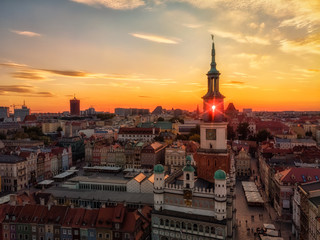Wieża ratusza na Starym Rynku na tle sylwety Poznania, widok z lotu ptaka
