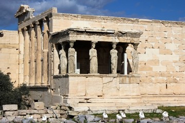 Obraz premium The temple of Erechtheio on the Athenian Acropolis, Greece.