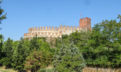 Fototapeta premium Soave Italien, Burg und Altstadt
