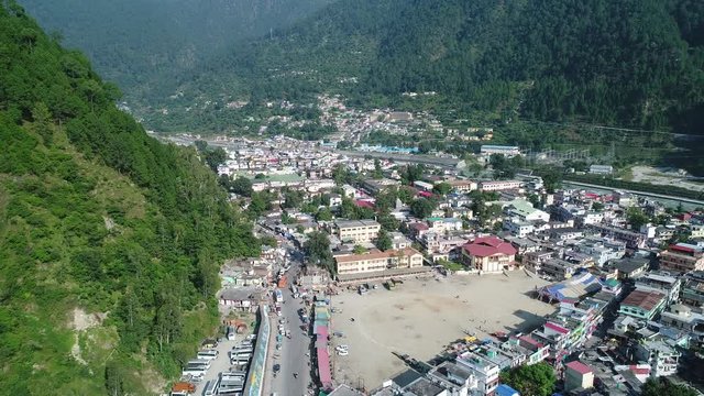 Ville d'Uttarkashi dans l'&eacute;tat d' Uttarakhand en Inde vue du ciel