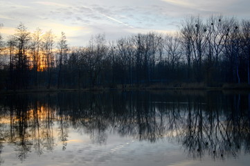 Zachód słońca nad jeziorem w Chorzowie. Śląskie krajobrazy.