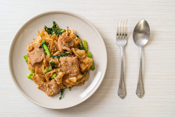 Stir-fried rice noodle with black soy sauce and pork and kale