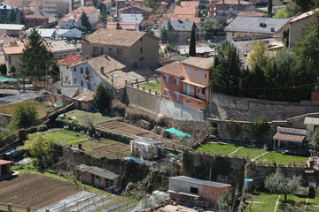 viejas casas de p&igrave;edra en pueblo de monta&ntilde;a