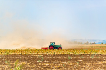 Ein Traktor pflügt ein trockenes Feld an einem heißen Tag. © Andreas Neßlinger