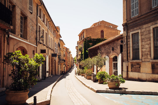 Fototapeta Narrow street in Provence