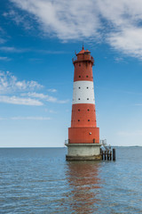 Leuchtturm Arngast mit blauem Himmel bei Wilhemshaven, Niedersachsen, Deutschland