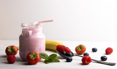 This smoothie with strawberries,blackberries and cranberries, allow us to benefit from the antioxidant properties of the red fruits who are rich in vitamins.