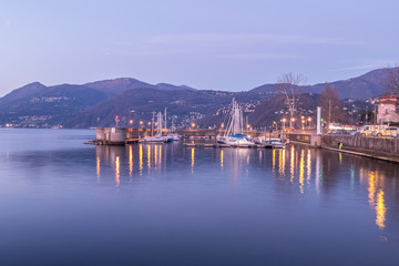 Obraz premium Port of Luino with night lights