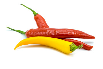 gelbe und rote Peperoni isoliert auf weißem Hintergrund