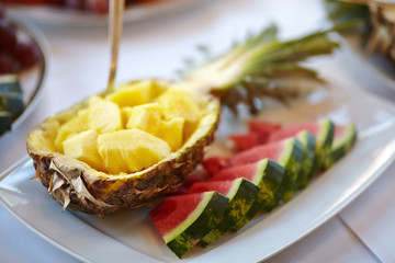 Owoce na talerzu © arteffect.pl