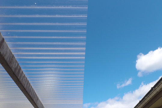 トタン屋根・青空 - Corrugated plastic roof with blue sky background