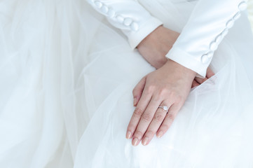 On the wedding day, the bride wore a diamond wedding ring on her ring finger. It is a symbol that conveys love to each other The bride wears a blouse in white tones. Wedding ideas