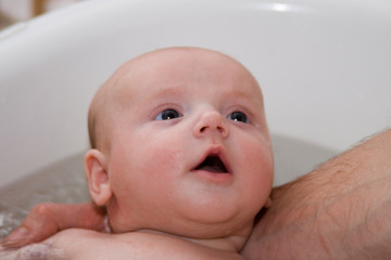 Süßes Baby wird gebadet