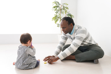 英会話教室でネイティブ講師と勉強をする幼児