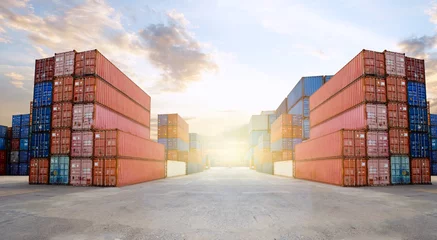 Fotobehang Transport Logistiek van internationale containervrachtverzending en vrachtvliegtuig in containerwerf, vrachtvervoer, internationale wereldwijde verzending. © KPs Photography 