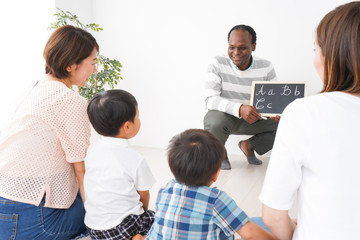英会話教室に通う子供とお母さん
