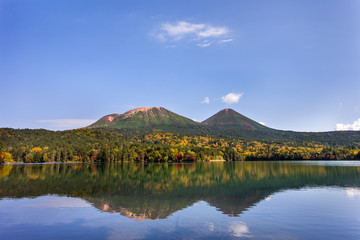 日本・北海道東部の国立公園、オンネトーと山