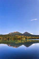 日本・北海道東部の国立公園、オンネトーと山