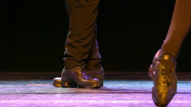 Pieds sur une sc&egrave;ne lors d'une dance Irlandaise 