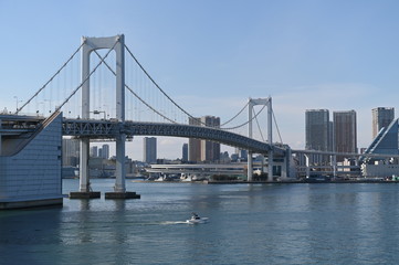 ２０２０年東京オリンピックの年の東京の風景　澄んだ青空と１月の東京湾を疾走するボート