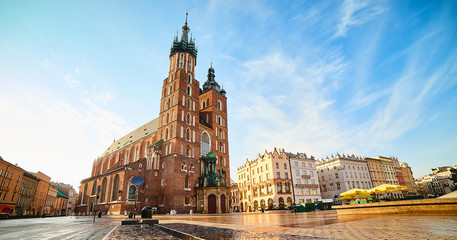 Fototapeta na wymiar St. Mary's Basilica on the Krakow Main Square (Rynek Glowny) during the sunrise, Poland