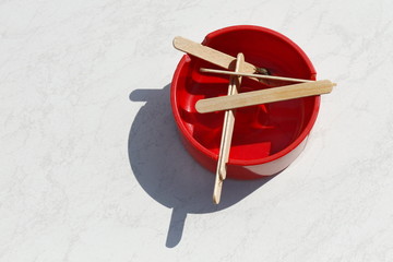 Aschenbecher mit Eisstielen