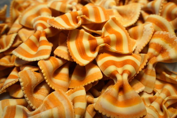 Farfalle, Nudeln, rot weiss