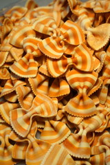 Farfalle, Nudeln, rot weiss