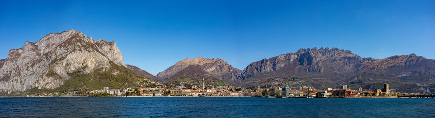 Fototapeta na wymiar Panorama della città di Lecco vista dal lago di Como