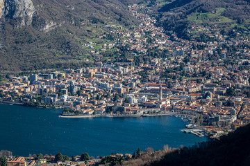Fototapeta na wymiar Panorama della città di Lecco vista dal lago di Como