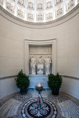 Interno del mausoleo in onore di Alessandro Volta inventore della pila elettrica